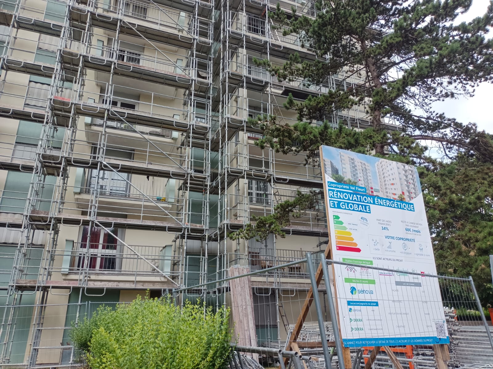 Façades rénovées de la copropriété Les Vingt Arpents à Crosne, entourée d'espaces verts